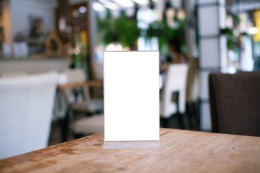 Bar restoranının kafesinde ahşap masada duran menü çerçevesi. Metin pazarlama promosyonu için boşluk