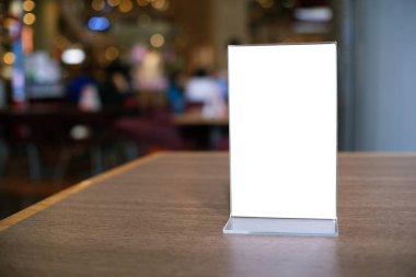 Bar restoranının kafesinde ahşap masada duran menü çerçevesi. Metin pazarlama promosyonu için boşluk