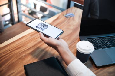 QR kodu ödemesi. QR kodunu tarayan kadın çevrimiçi alışveriş nakitsiz teknoloji konsepti