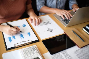 İş Adamları Buluşması Tasarım Fikirleri Uzman Yatırımcısı yeni bir başlangıç projesi üzerinde çalışıyor. Kavram. iş planlama ofisinde.