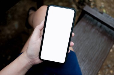 Kadın eli cep telefonuyla akıllı bir telefondan sosyal medyayı izliyor. Akıllı telefon ile sosyal ağ kavramı.