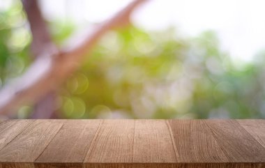 Restoranın soyut bulanık arka planının önündeki boş, siyah ahşap masa. Ürünlerinizi görüntülemek ya da montajlamak için kullanılabilir. 