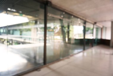 Restoranın soyut bulanık arka planının önündeki boş ahşap masa. Ürünlerinizi görüntülemek veya montajlamak için kullanılabilir. Tezgahın görüntülenmesi için ayarlayın