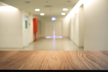 Restoranın soyut bulanık arka planının önündeki boş, siyah ahşap masa. Ürünlerinizi görüntülemek ya da montajlamak için kullanılabilir.