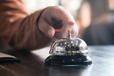 Otel resepsiyonundaki bayan misafir.