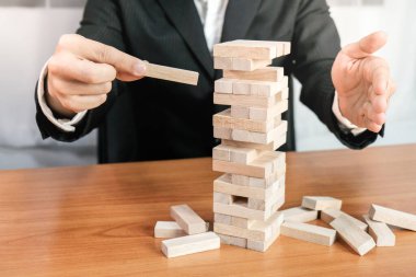 Kumarda risk ve strateji planlamak, tahta bloklar koymak. Büyüme süreci için iş kavramı.