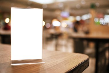 Bar restoranının kafesinde ahşap masada duran menü çerçevesi. Metin pazarlama promosyonu için boşluk