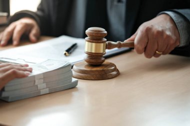 Avukat müzayedesi, yargıçla satış kararı çıkartma teklifi verdi. Müzayedeci indiriyor.