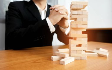 Kumarda risk ve strateji planlamak, tahta bloklar koymak. Büyüme süreci için iş kavramı.