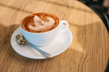 sehpanın üzerinde kahve sanatı.