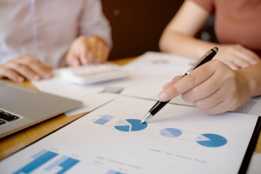 İş Adamları Buluşması Tasarım Fikirleri Uzman Yatırımcısı yeni bir başlangıç projesi üzerinde çalışıyor. Kavram. iş planlama ofisinde.