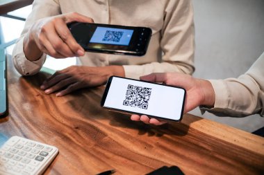 QR kodu ödemesi. QR kodunu tarayan kadın çevrimiçi alışveriş nakitsiz teknoloji konsepti
