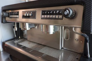 Kahve makinesi seçici odak noktasında.