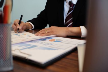 İş Adamları Buluşması Tasarım Fikirleri Uzman Yatırımcısı yeni bir başlangıç projesi üzerinde çalışıyor. Kavram. iş planlama ofisinde.