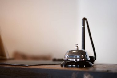 Servis zilli otel resepsiyonu.