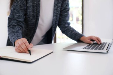 İş Adamları Buluşması Tasarım Fikirleri Uzman Yatırımcısı yeni bir başlangıç projesi üzerinde çalışıyor. Kavram. iş planlama ofisinde.