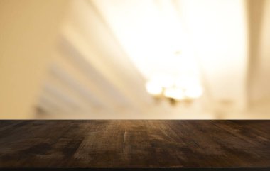 Restoranın soyut bulanık arka planının önündeki boş, siyah ahşap masa. Ürünlerinizi görüntülemek ya da montajlamak için kullanılabilir. 