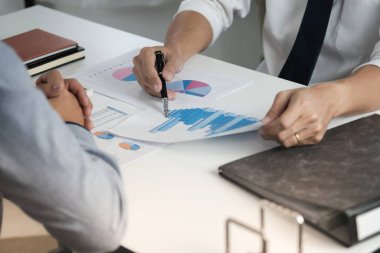 İş Adamları Buluşması Tasarım Fikirleri Uzman Yatırımcısı yeni bir başlangıç projesi üzerinde çalışıyor. Kavram. iş planlama ofisinde.