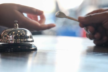 Otel resepsiyonundaki bayan misafir.