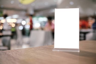 Bar restoranının kafesinde ahşap masada duran menü çerçevesi. Metin pazarlama promosyonu için boşluk