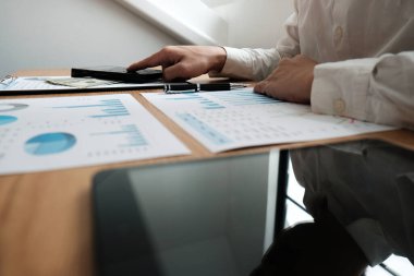 Denetçi ya da iç Gelir İdaresi çalışanları, şirketin yıllık mali durumunu kontrol eden iş kadınları. Denetim Kavramı.