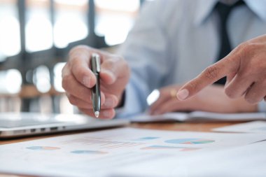 İş Adamları Buluşması Tasarım Fikirleri Uzman Yatırımcısı yeni bir başlangıç projesi üzerinde çalışıyor. Kavram. iş planlama ofisinde.