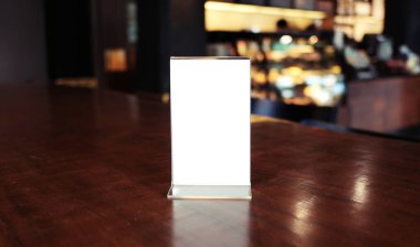 Bar restoranının kafesinde ahşap masada duran menü çerçevesi. Metin pazarlama promosyonu için boşluk