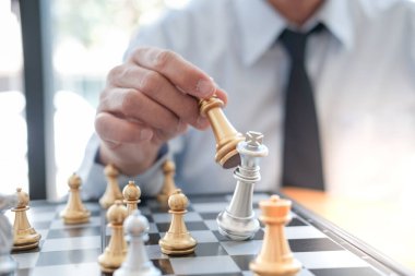 İş adamı satrançla oynar. İş stratejisi ve taktik meydan okuma başarı yönetimi kavramı