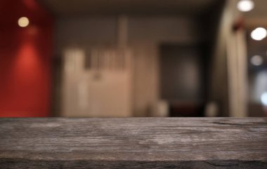 Restoranın soyut bulanık arka planının önündeki boş, siyah ahşap masa. Ürünlerinizi görüntülemek ya da montajlamak için kullanılabilir.