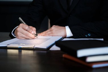 Hukuk danışmanı müvekkiline tokmak ve hukuk hukuku ile imzalanmış bir sözleşme sunar. Adalet ve avukat kavramı