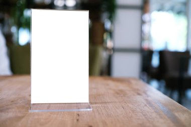 Bar restoranının kafesinde ahşap masada duran menü çerçevesi. Metin pazarlama promosyonu için boşluk