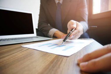 İş Adamları Buluşması Tasarım Fikirleri Uzman Yatırımcısı yeni bir başlangıç projesi üzerinde çalışıyor. Kavram. iş planlama ofisinde