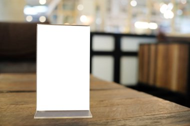 Bar restoranının kafesinde ahşap masada duran metin pazarlama promosyonu için menü çerçeve alanı