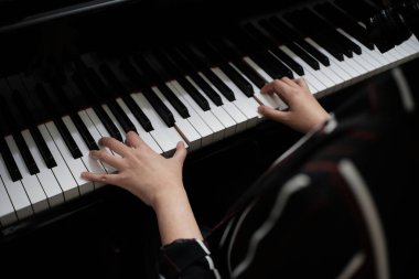 Piyano çalan güzel kadın, piyano çalmayı öğren.