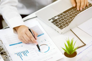 İş Adamları Buluşması Tasarım Fikirleri Uzman Yatırımcısı yeni bir başlangıç projesi üzerinde çalışıyor. Kavram. iş planlama ofisinde.