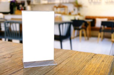 Bar restoranının kafesindeki ahşap masada duran menü çerçevesini taklit et. Metin için boşluk.