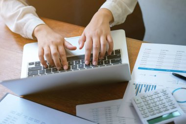 İş Adamları Buluşması Tasarım Fikirleri Uzman Yatırımcısı yeni bir başlangıç projesi üzerinde çalışıyor. Kavram. iş planlama ofisinde.