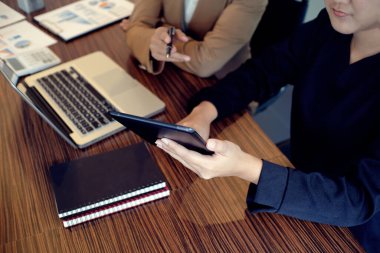 İş Adamları Buluşması Tasarım Fikirleri Uzman Yatırımcısı yeni bir başlangıç projesi üzerinde çalışıyor. Kavram. iş planlama ofisinde.