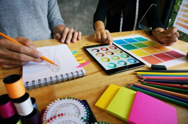 Moda tasarımcısı atölyedeki yeni koleksiyonun taslağı olarak çalışıyor. Yaratıcı Tasarım Konsepti.