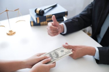 Zarf işadamlarına rüşvet veren adam yolsuzluk yapıyor.