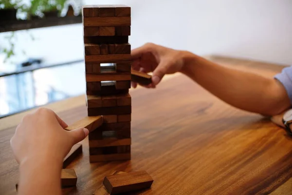 Gruppe Von Freunden Spielen Blöcke Holz Spiel Auf Dem Tisch — Stockfoto