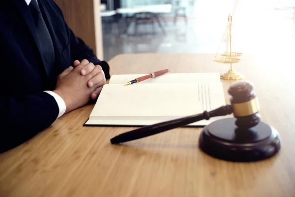 弁護士は 弁護士との契約書をクライアントに提示します 正義と弁護士の概念 — ストック写真