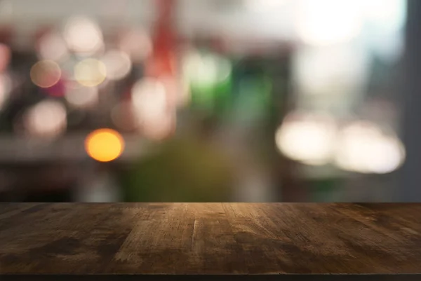 Κενό Σκούρο Ξύλινο Τραπέζι Μπροστά Από Αφηρημένη Θολή Φόντο Του — Φωτογραφία Αρχείου