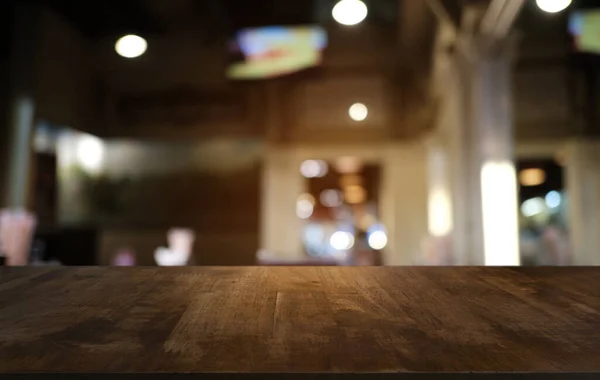Пустой Тёмный Деревянный Стол Перед Абстрактным Размытым Боке Фоном Ресторана — стоковое фото