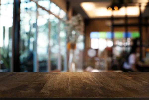 Pusty Drewniany Stół Przed Abstrakcyjnym Rozmytym Tłem Kawiarni Może Być — Zdjęcie stockowe