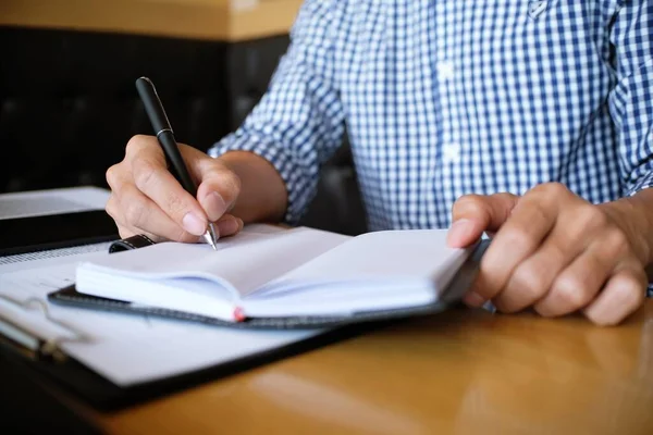 Uomo Studente Scrive Informazioni Tablet Portatile Mentre Preparano Lezioni Nel — Foto Stock