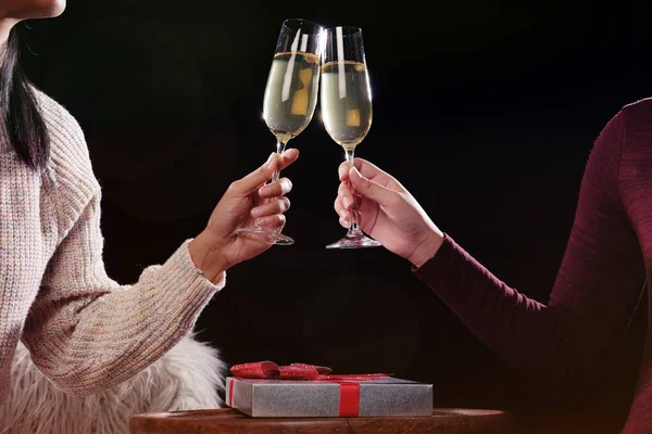 Kerstmis Nieuwjaar Feestdag Mensen Handen Met Kristallen Glazen Vol Champagne — Stockfoto