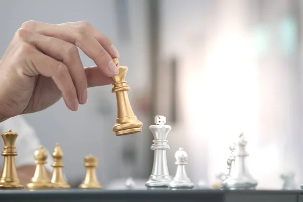 Affärsman Leker Med Schackspelet Framgångshantering Koncept För Affärsstrategi Och Taktik — Stockfoto