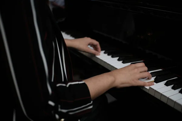 Schöne Frau Die Klavier Spielt Klavierspielen Lernt — Stockfoto