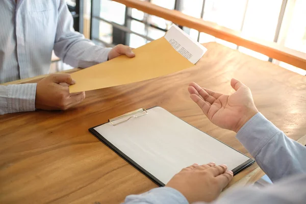 Juridisch Adviseur Biedt Klant Een Ondertekend Contract Met Hamer Juridisch — Stockfoto